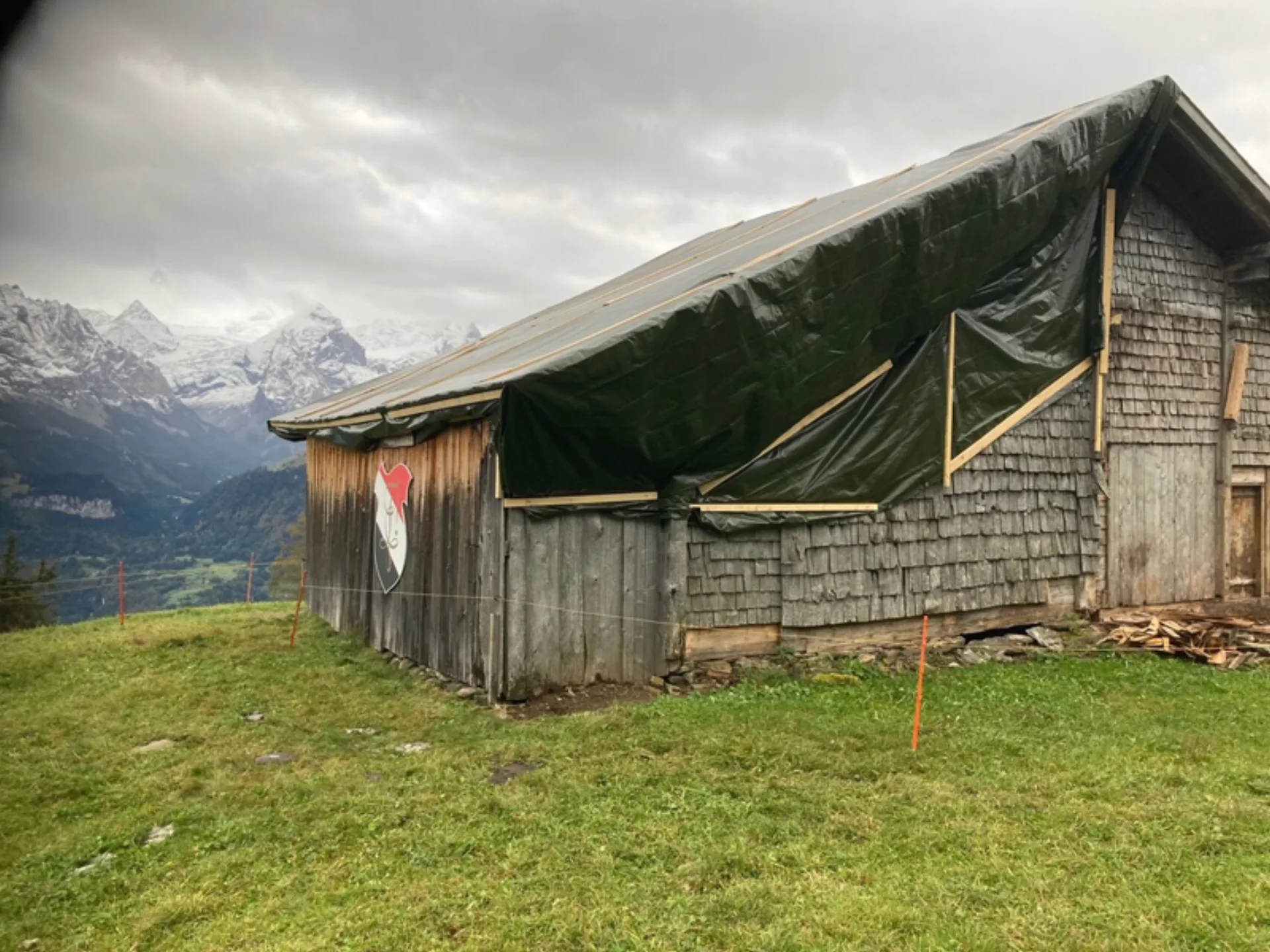 Temporär wurde das Dach mit Plastik geschützt, um dem Verfall vorzubeugen.