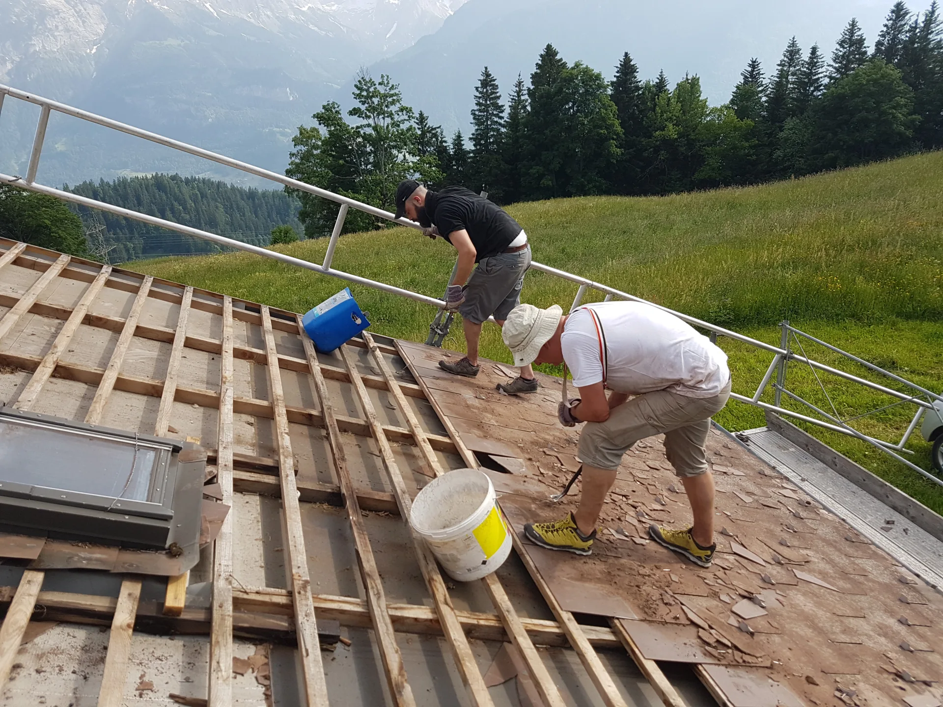 Viva und Grööl beim Abdecken der Westseite.