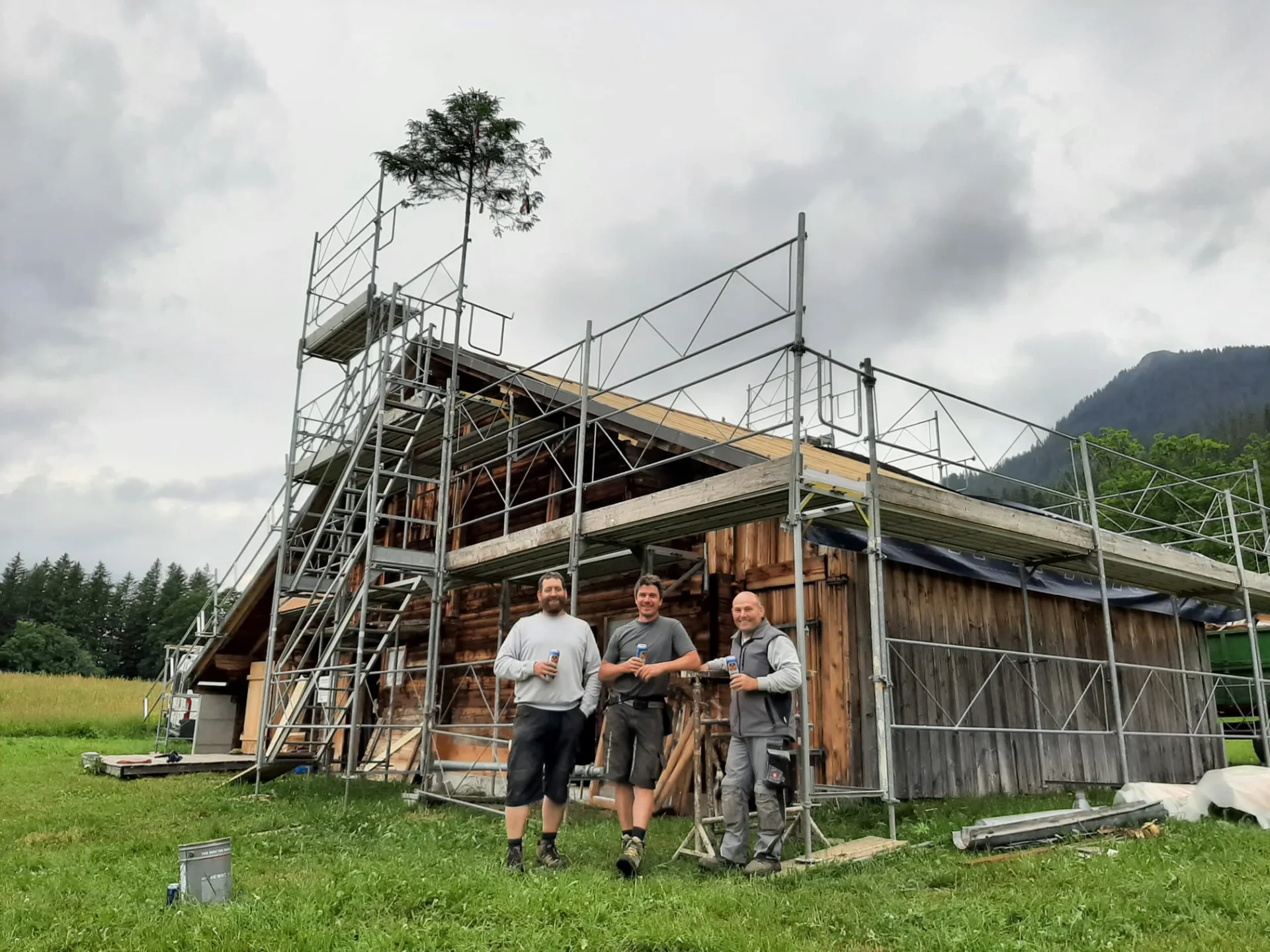 Die Zimmermannen Chäppel, Brusä und Beat bei der Aufrichtung.