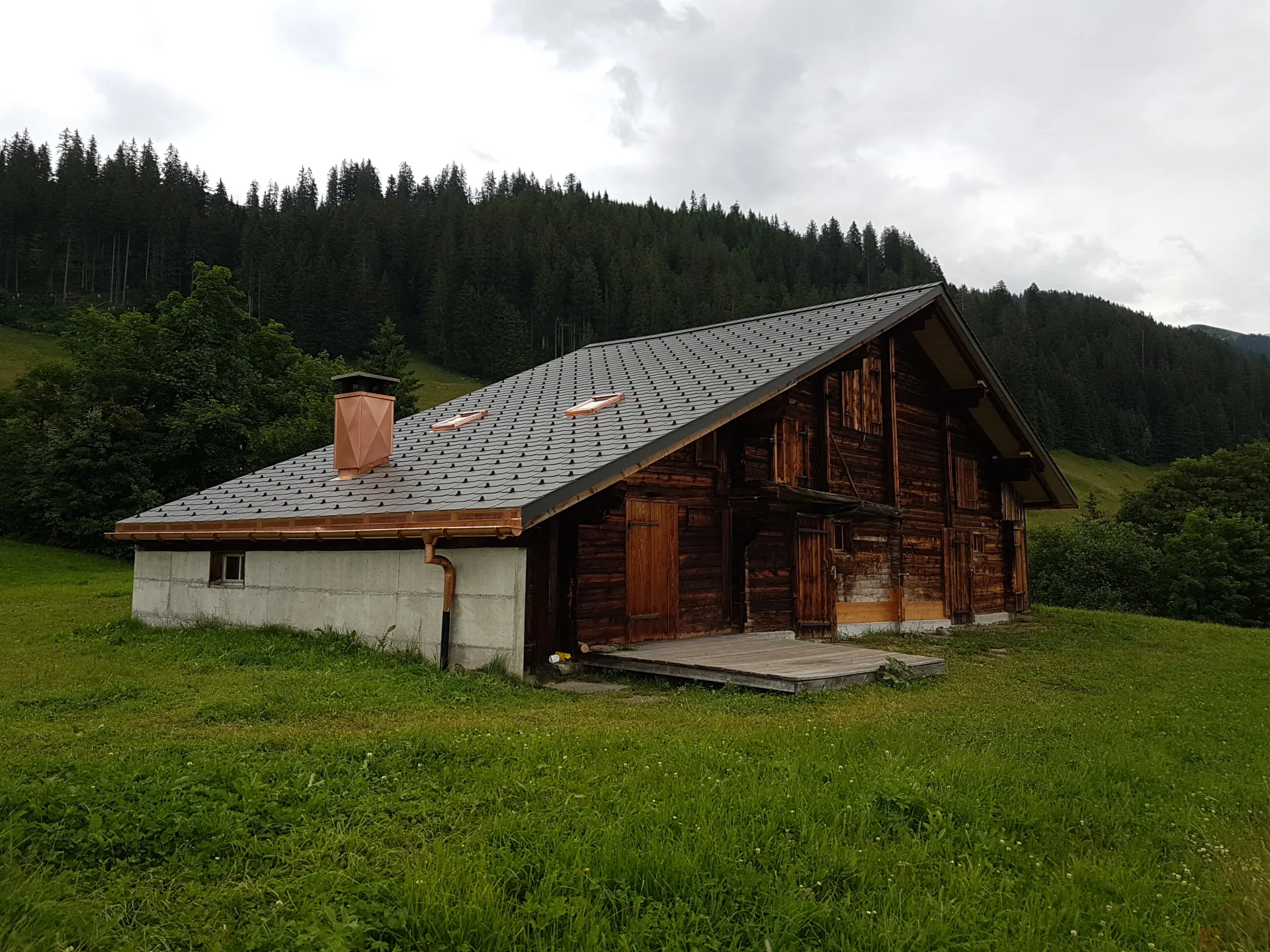 Neues Fuxenstalldach vom Westen her, mitsamt neuer Kaminverkleidung und neuen Dachfenstern.