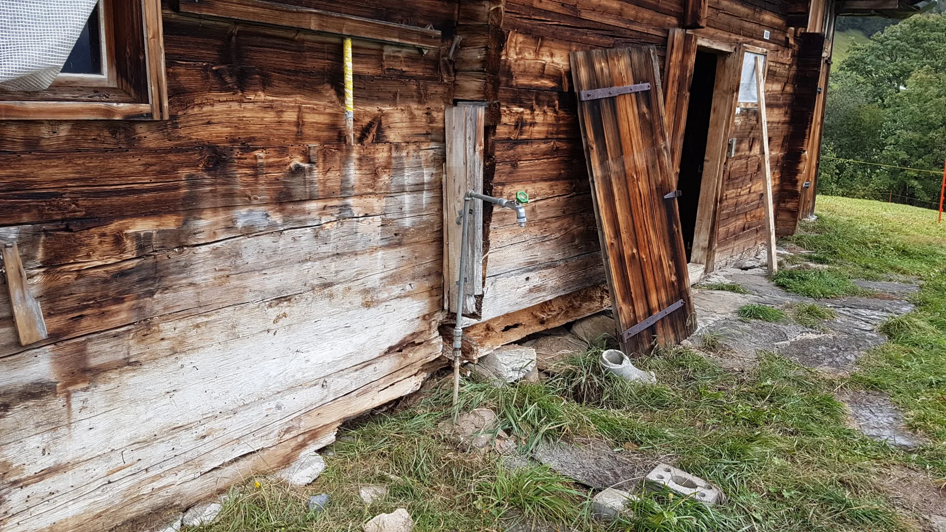 Der Fuxenstall stand bisher z.T. auf Steinen, z.T. auf der Erde.
