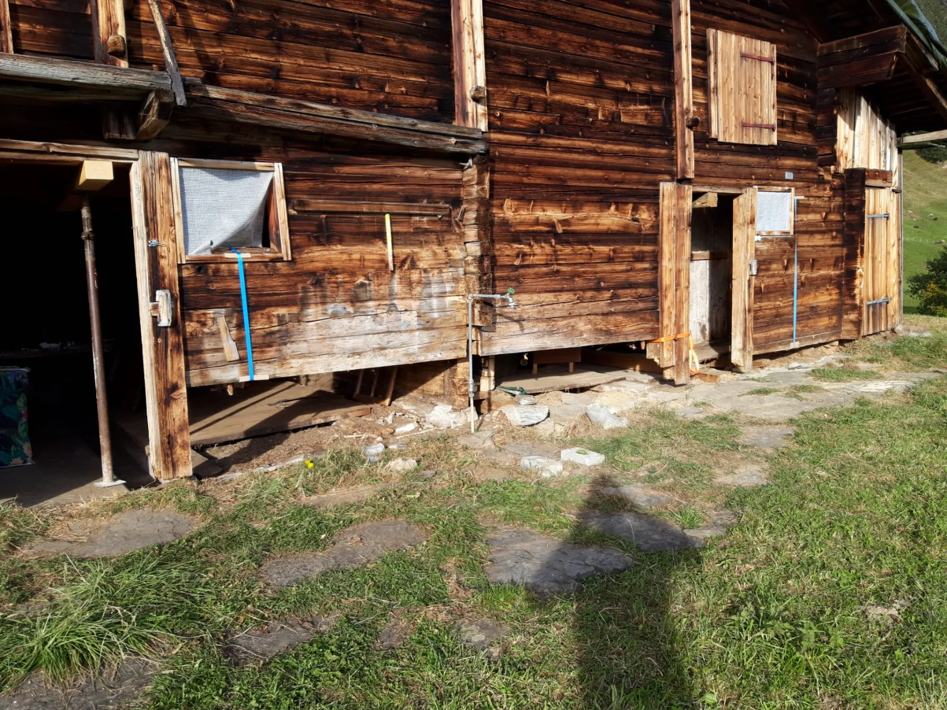 Beim Umbau wurde ein Fundament zementiert und die morschen Holzbalken ersetzt. Teile des Stalls wurden auch angehoben, um ihn wieder ins Lot zu bringen.