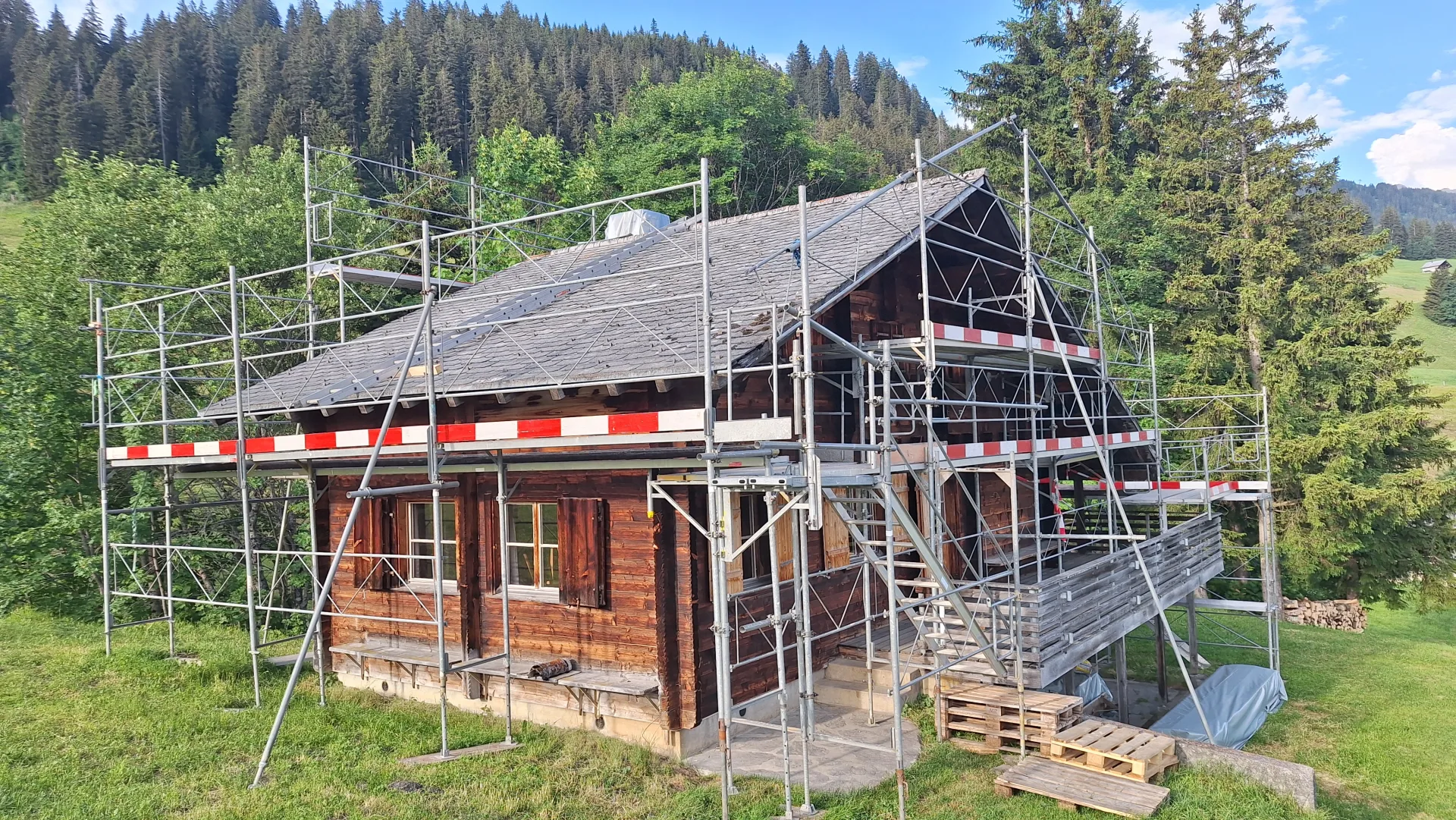 Das Gerüst steht, die Dame ist bereit für die Renovation.