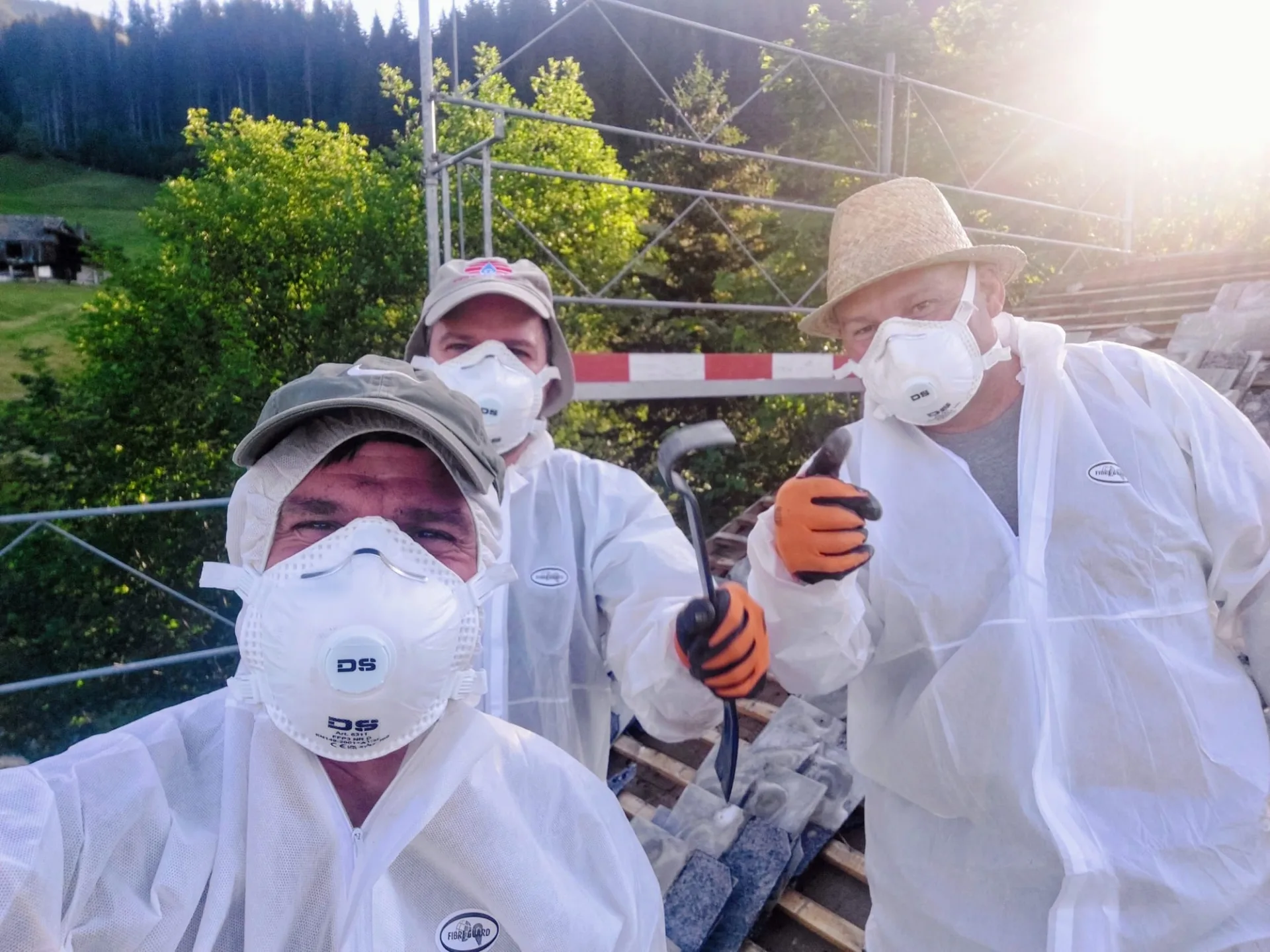 Die Asbest-Crew Brusä, Prisä, und Beat; im Vollanzug und mit Maske bei 30 Grad.