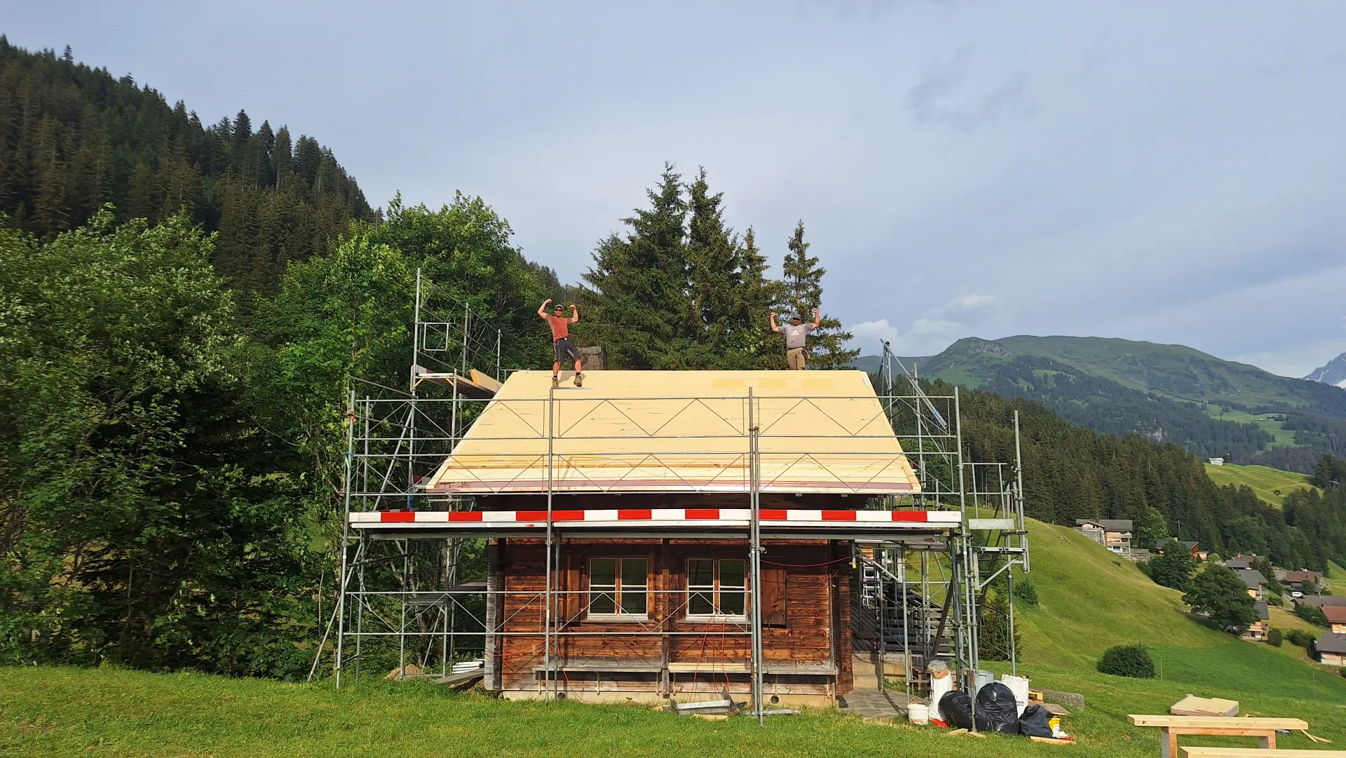 Die Aussenisolation ist drauf, und alles vor den Gewittern.