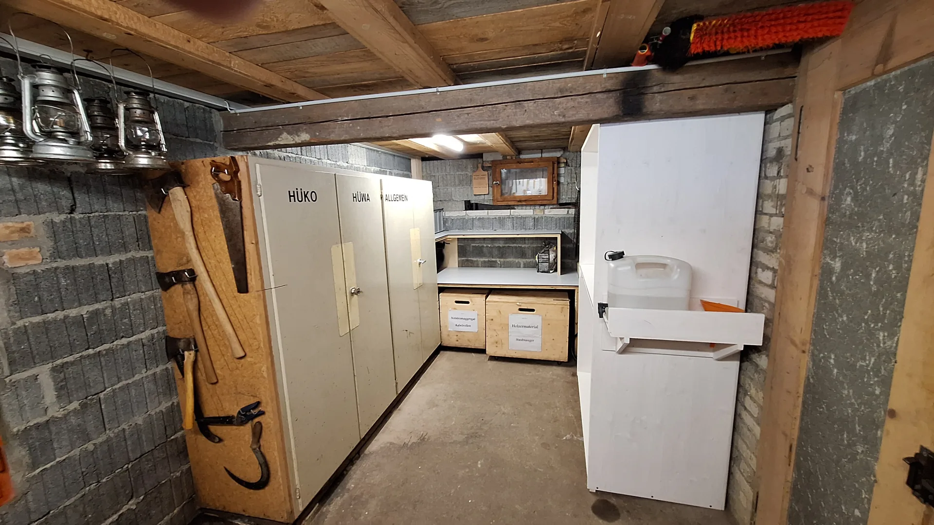 Neues Gestell für Petrolkanister (rechts)