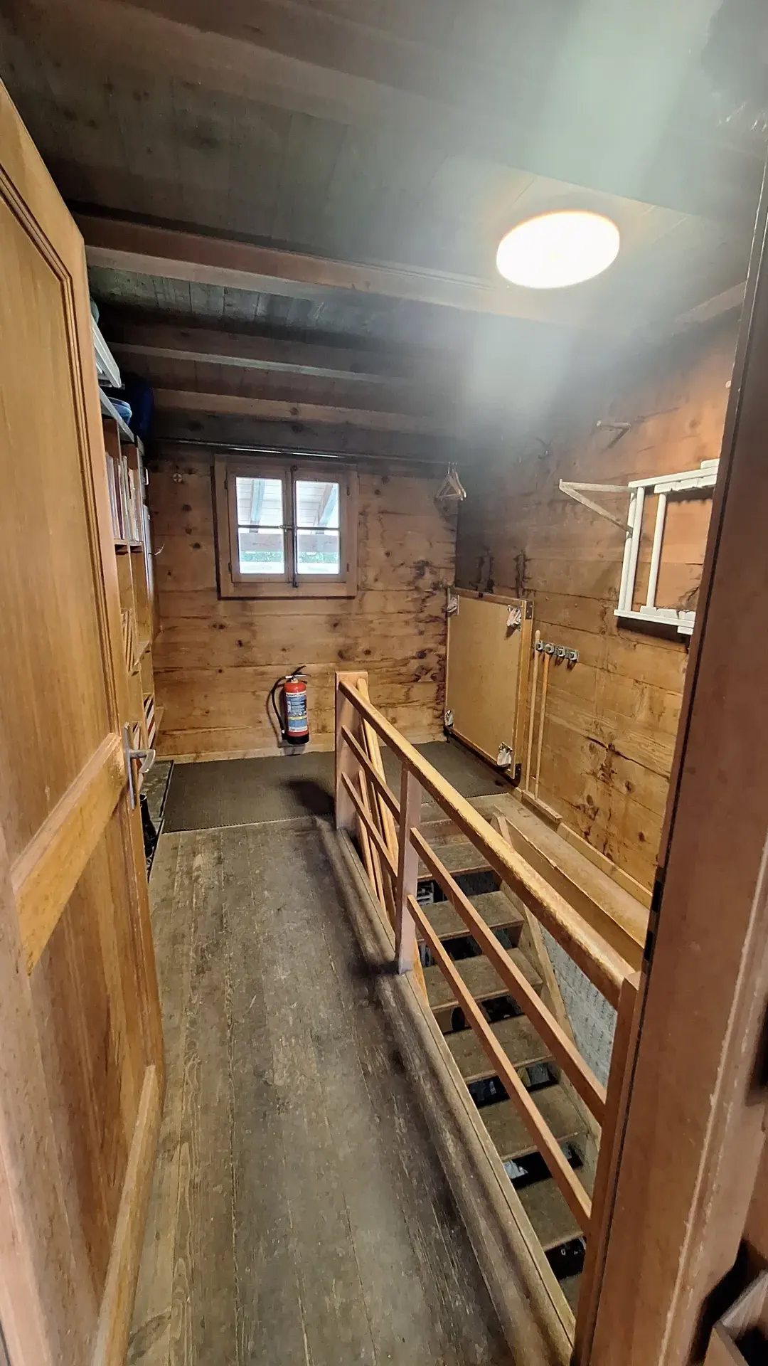 Neue Lampe mit Bewegungsmelder im Treppenhaus